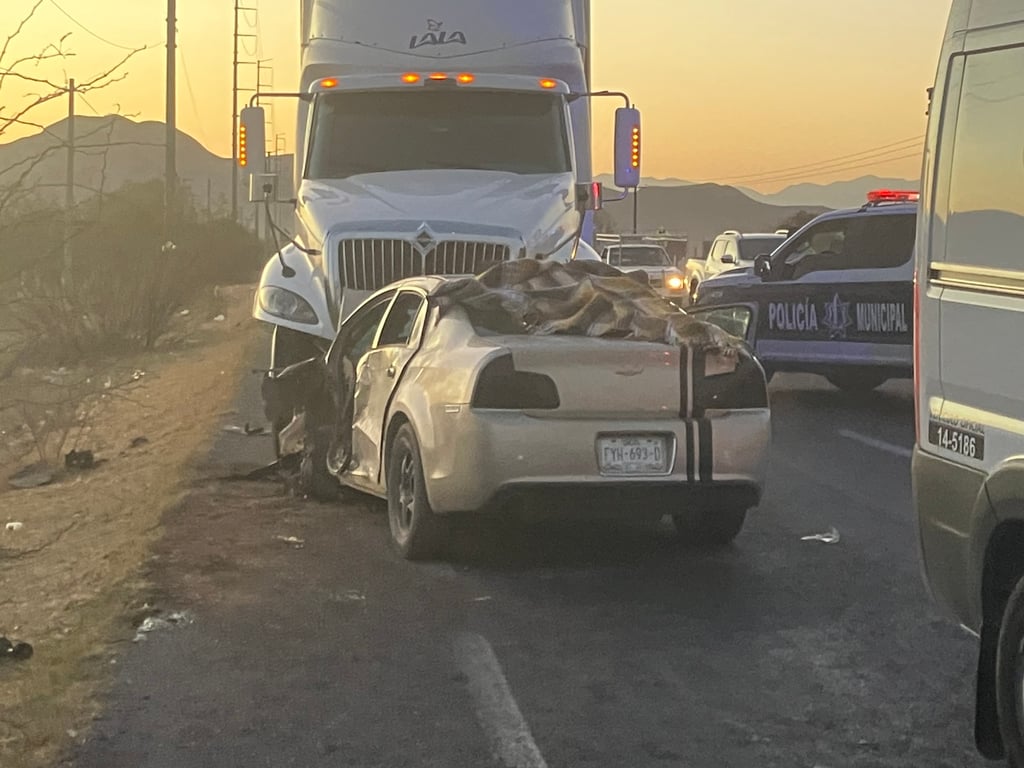 Hombre murió tras chocar contra dos tráileres en la Durango-Gómez Palacio
