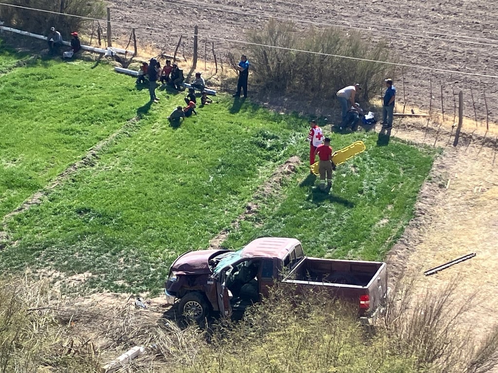 Hecho. Un hombre que conducía una camioneta resultó lesionado al volcar en el distribuidor vía de El Pueblito.