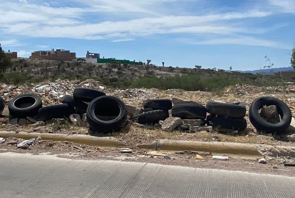 Tiradero. Aunque la mayoría de las llantas las tiran en la periferia de la ciudad, también se observan en vialidades principales.