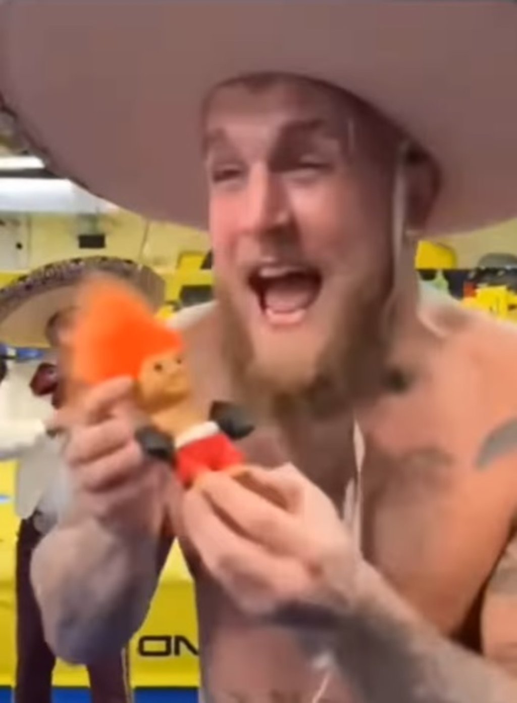 Burla. En un momento del video, Paul se acerca a hablarle de frente al muñeco 'troll' y dice: 'Canelo, ya voy put...'.