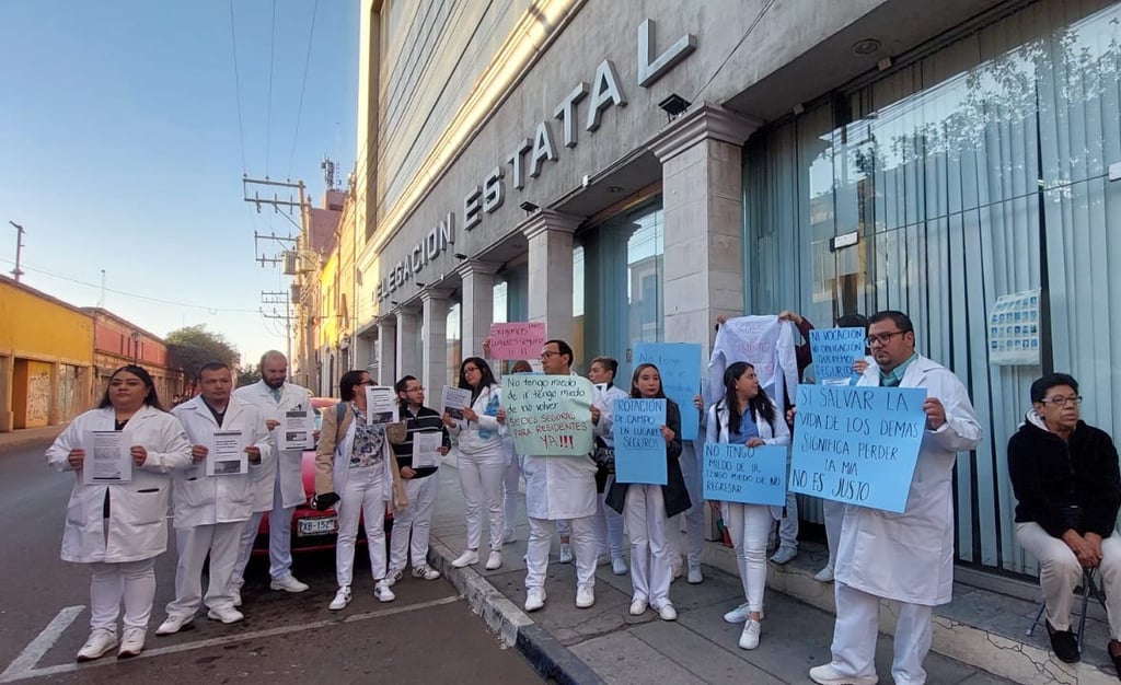 Médicos residentes de Durango protestan en delegación del IMSS tras darles plazas en Sinaloa