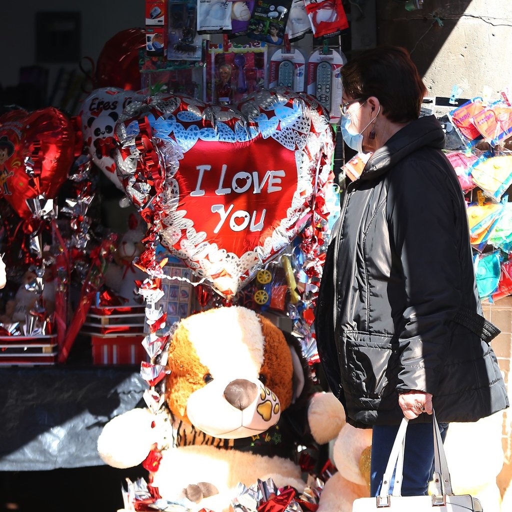Regalos. Comercios establecidos también sacan sus productos.