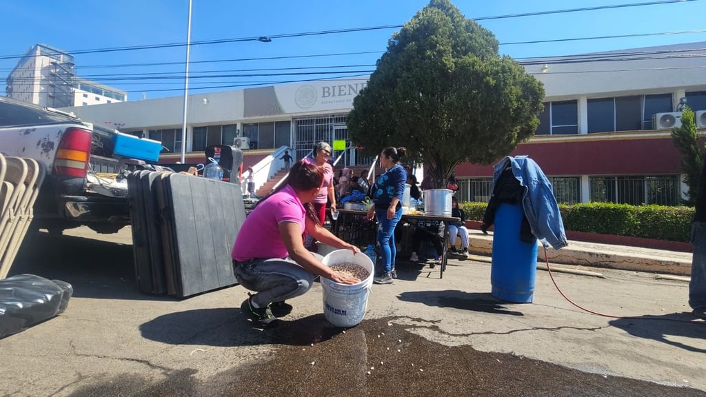 Llegaron. Con muebles, mesas, tanques de gas y ollas para preparar comida, se instalaron en el lugar.