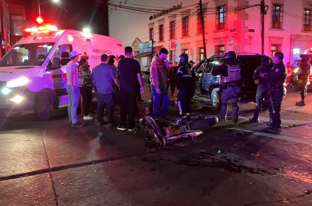 Choque de moto contra camioneta en 20 de Noviembre dejó a tres personas lesionadas