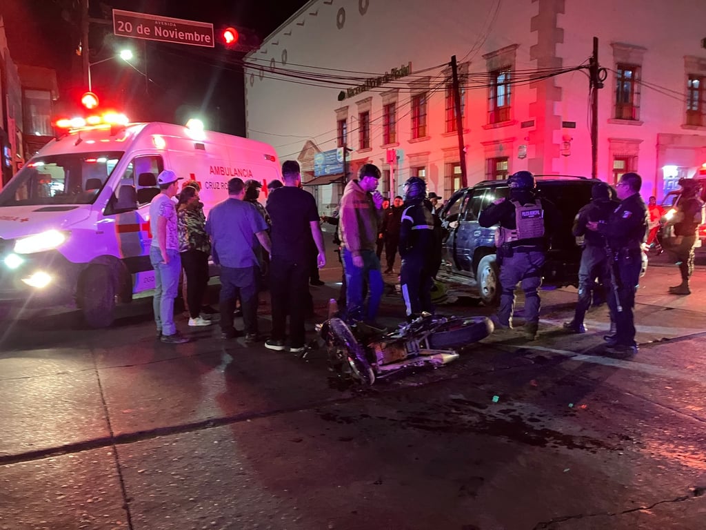 Accidente. Un motociclista y la conductora de una camioneta resultaron lesionados, después de un percance vial en 20 de Noviembre y Carlos León de la Peña, en Durango capital.