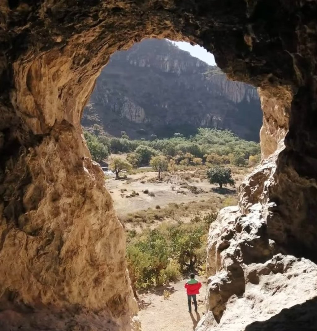 Belleza. La Cueva de las Mulas se ubica dentro del paraje Charco Azul, que ha cobrado auge turístico en los últimos años.