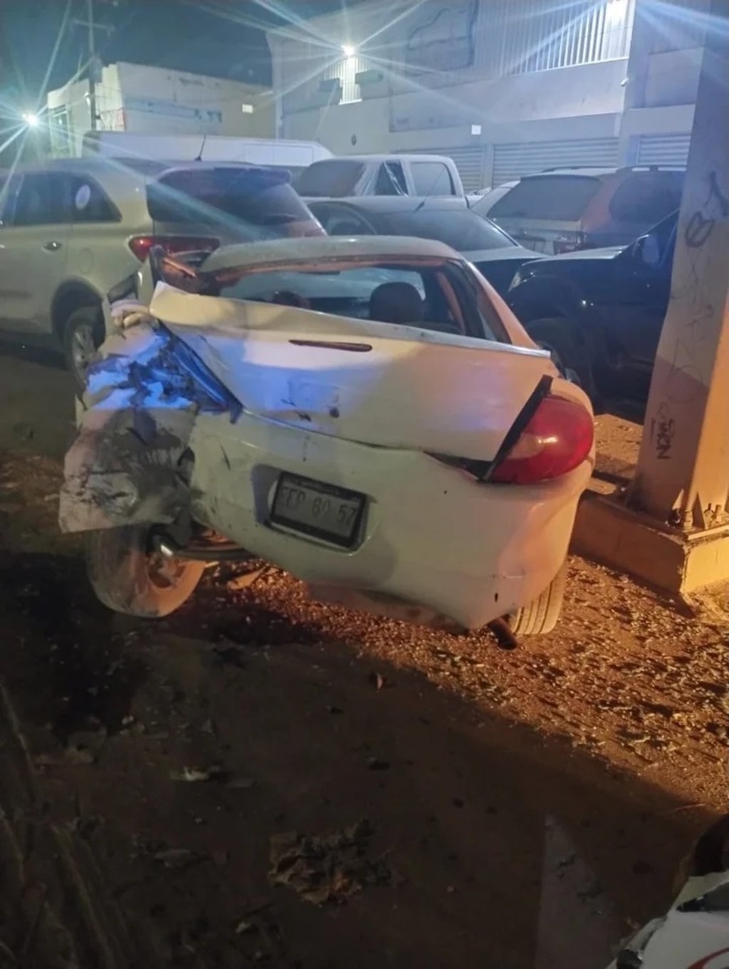 Accidente. Un taxista se impactó contra cuatro autos estacionados frente a un taller mecánico de la ciudad de Gómez Palacio.