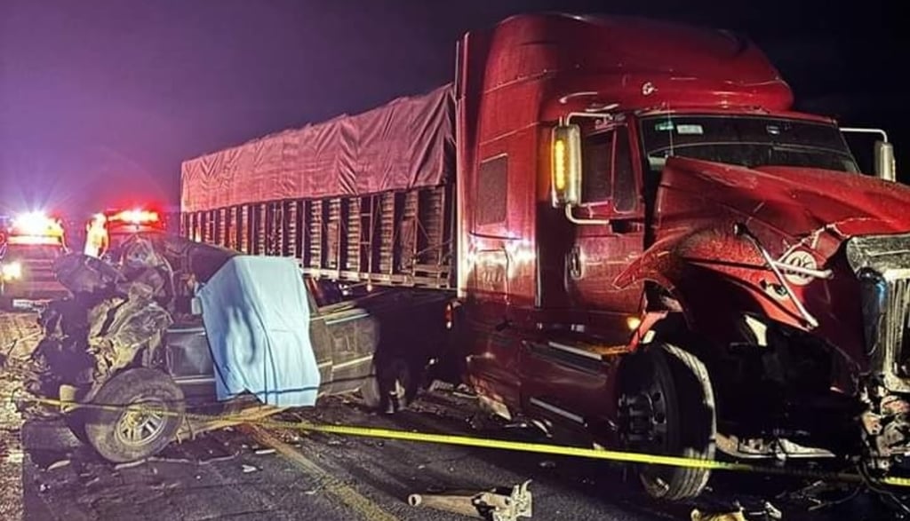 Familia murió en choque frontal sobre la libre Durango-Gómez