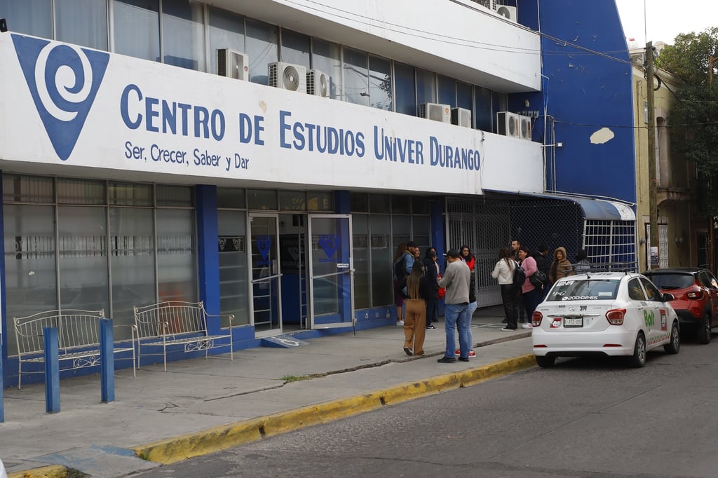 Maestros y estudiantes de la Univer 'chocan' con directivos