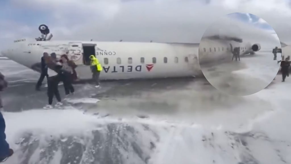 Avión se voltea al llegar a la pista de aterrizaje; hay 8 heridos | VIDEO