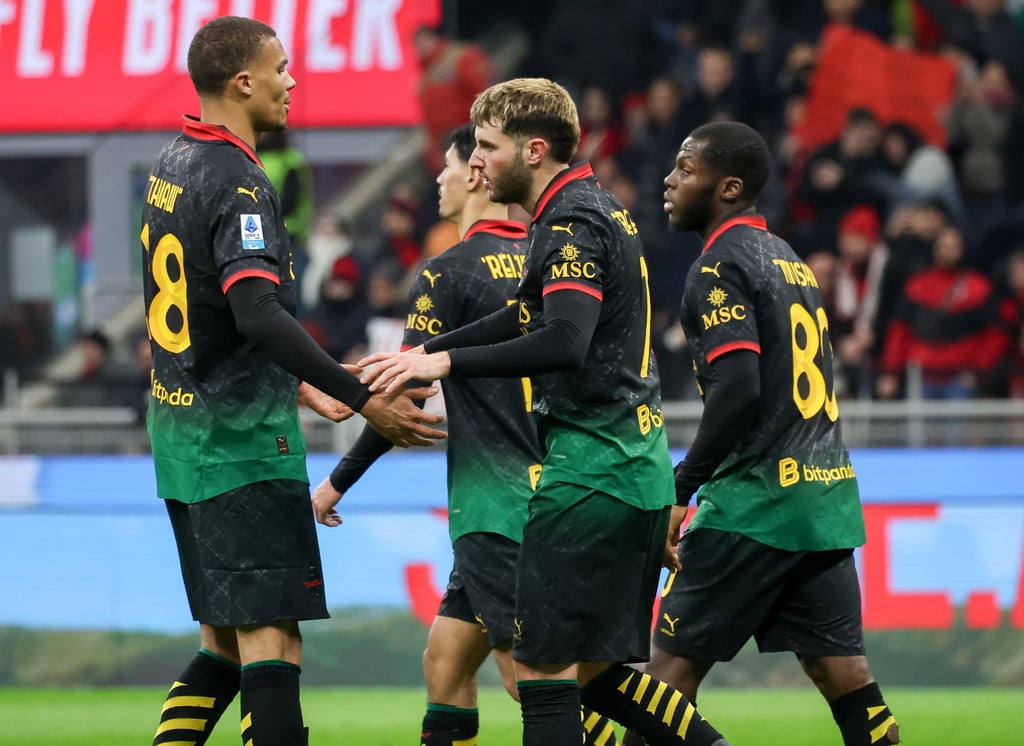 Santiago Giménez va por la remontada en Champions League