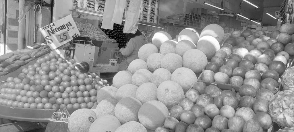 Costos. Algunos productos de la canasta básica suelen elevarse mucho; otros bajan, como el huevo, que está casi en 50 pesos, y el tomate, que está en 11 pesos.