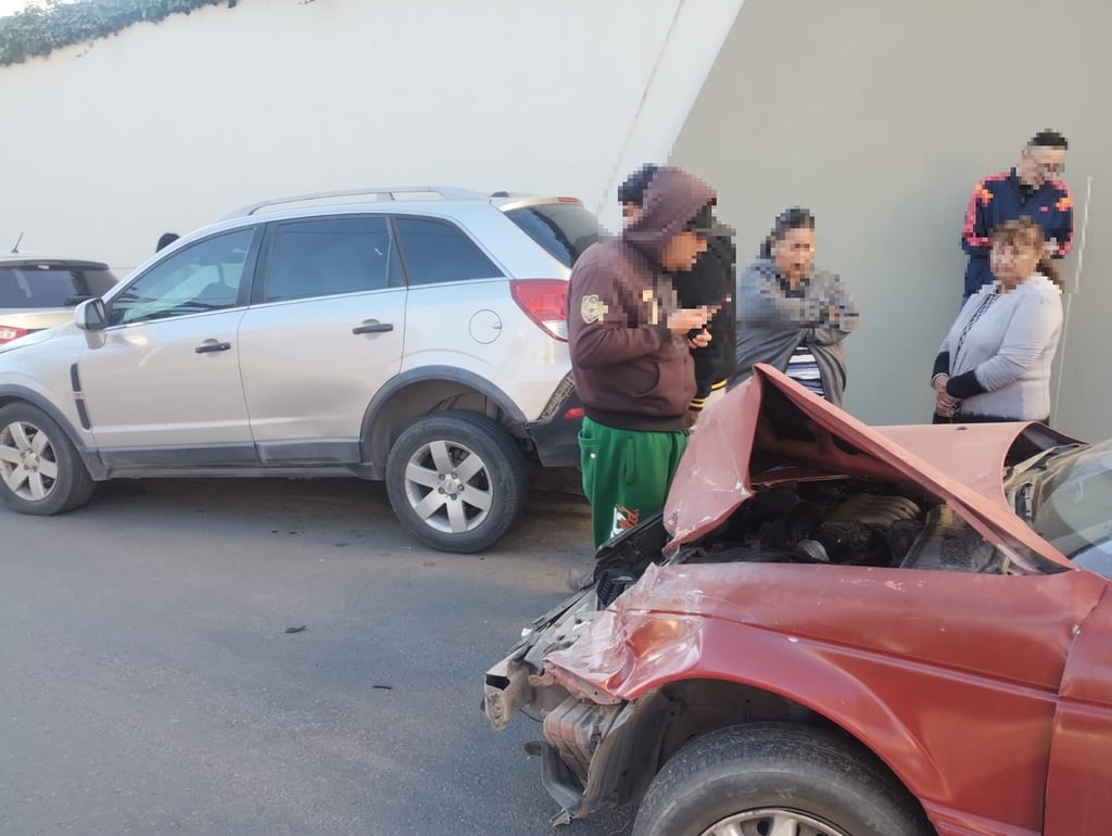Labor. Tres vehículos se vieron involucrados en un choque múltiple que se suscitó en el fraccionamiento Vista Hermosa del Guadiana.