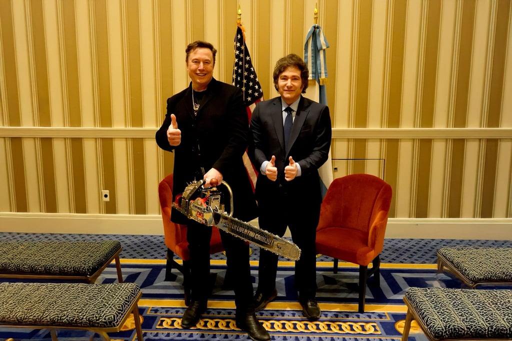 Milei le regala a Elon Musk una motosierra durante encuentro en foro conservador