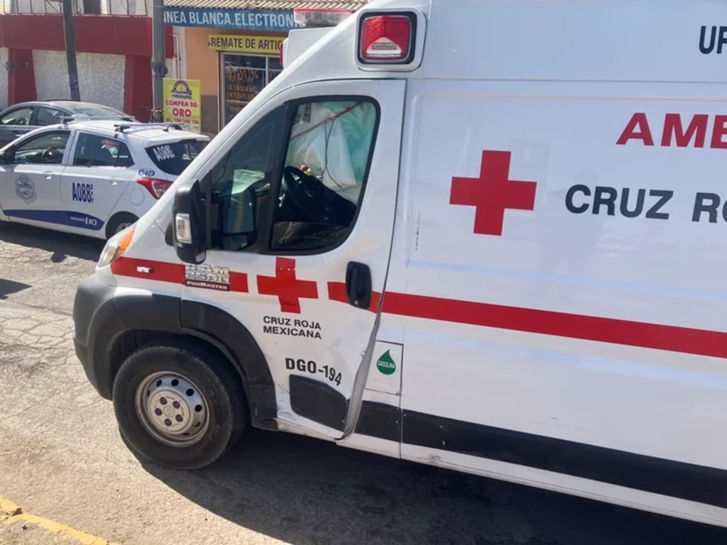 Accidente. Un choque entre una ambulancia y un auto particular dejó una mujer lesionada, en la ciudad de Gómez Palacio.