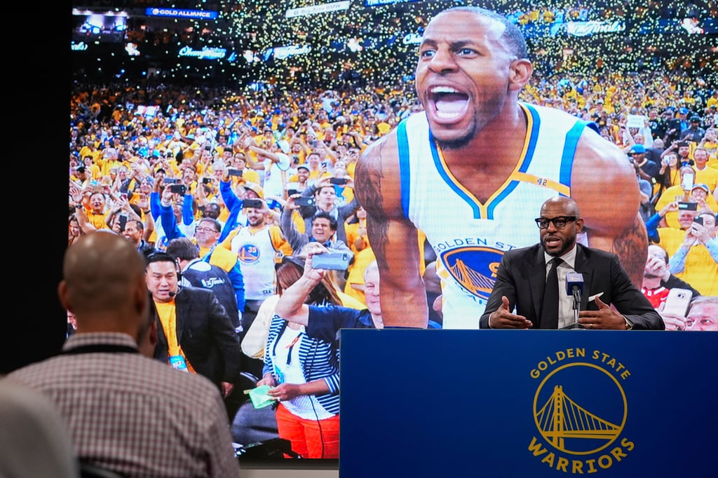 Histórico. Los Warriors retiraron el número de Andre Iguodala tras 4 títulos y un premio a JMV en las Finales de la NBA.