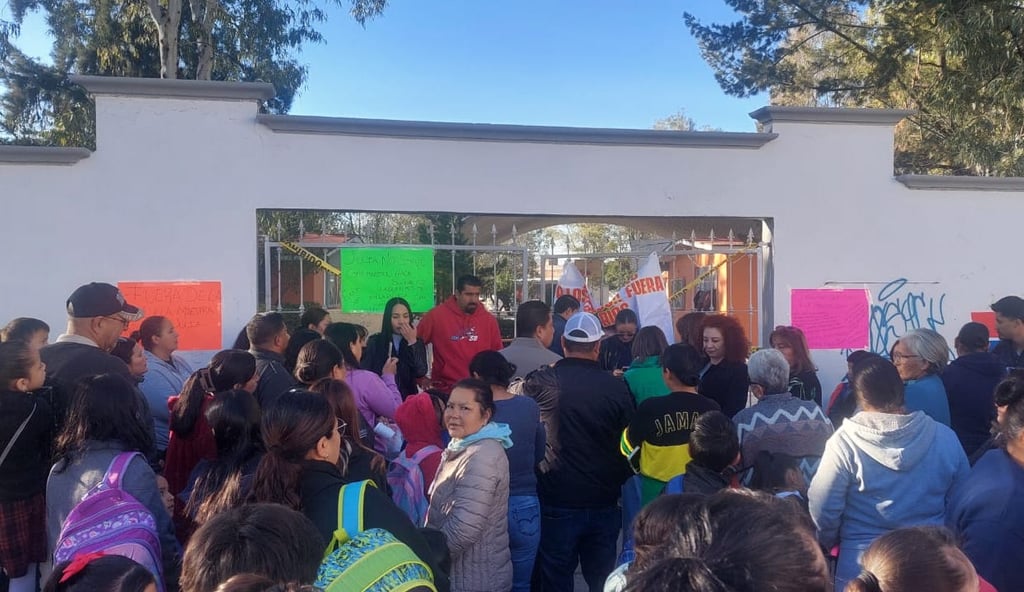 Cierran escuela en el Fidel Velázquez para exigir destitución de maestra que hace bullying a niños