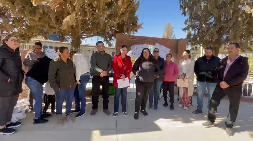 Padres de familia cierran Centro de Atención Múltiple en El Oro; denuncian irregularidades