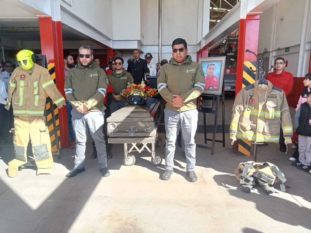 Bomberos de Durango despiden a 'El Güerito', compañero caído