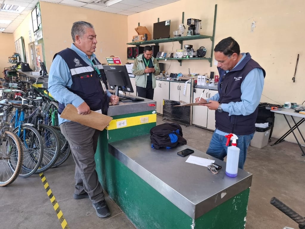 Reglamento. Inspectores revisaron que cumplieran con la documentación como constancia de inscripción.