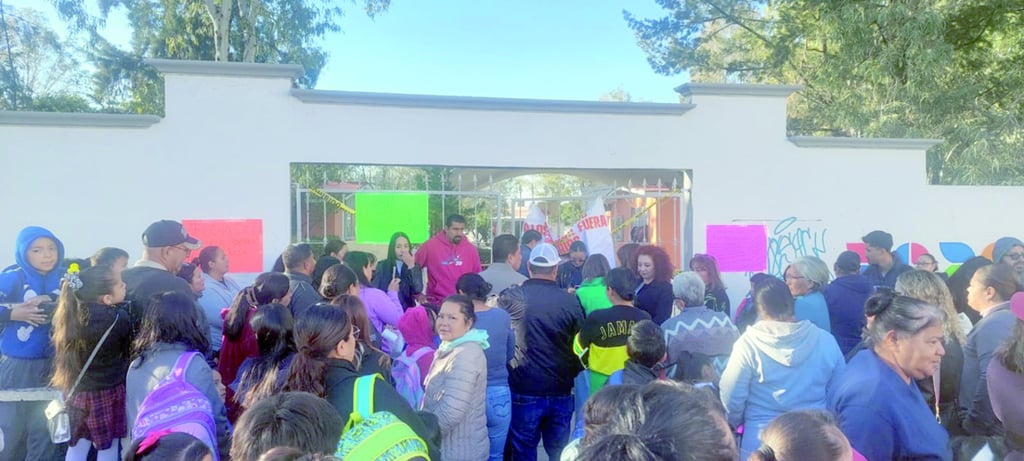Exigen destitución de maestra por ejercer bullying, acusan
