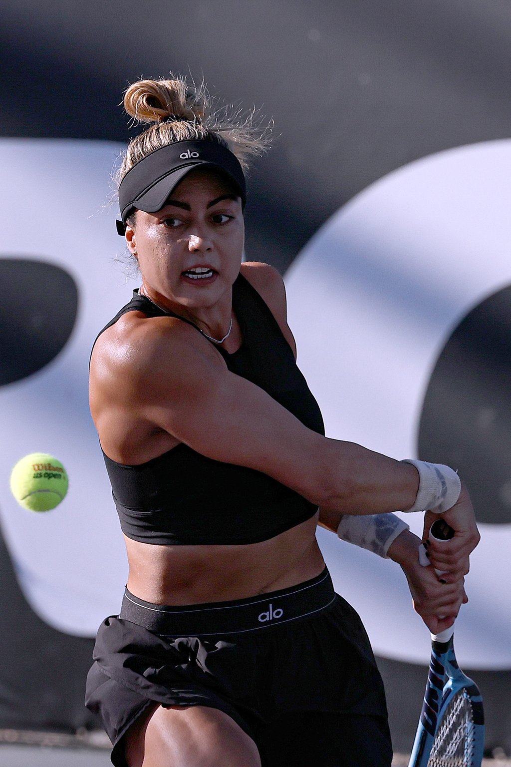 Jugada. La tenista mexicana Renata Zarazúa golpea una bola durante el Mérida Open AKRON 2025.