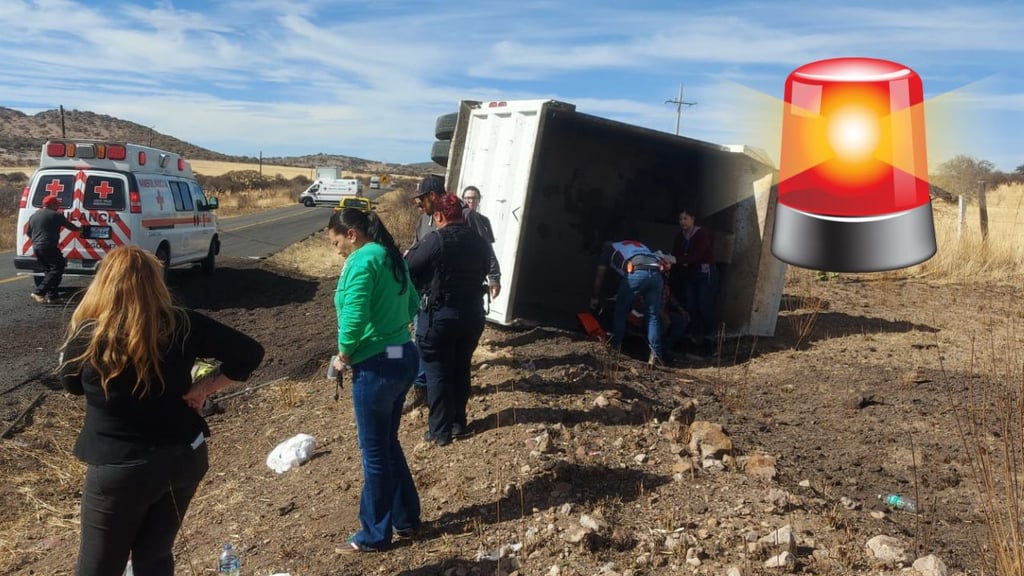 Camioneta provoca volcadura de un camión; un joven perdió la vida en el accidente