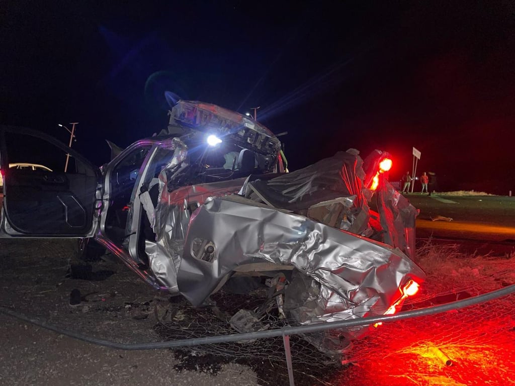 Trágico. Carlos Adrián Salinas era el conductor de la camioneta de la marca Chevrolet, de la linea Silverado, color gris, que fue impactada por el tráiler que se quedó sin frenos.