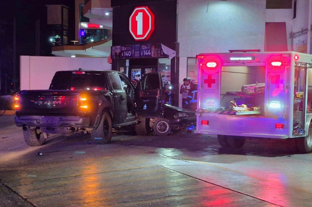 Choque entre camioneta y Tsuru deja un muerto en entronque a CBTA 3