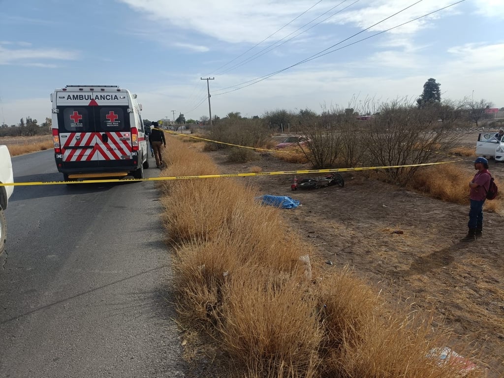 Velocidad. El cuerpo quedó a un costado de la carretera rural, mientras que la motocicleta quedó todavía más lejos del sitio en el que derrapó.