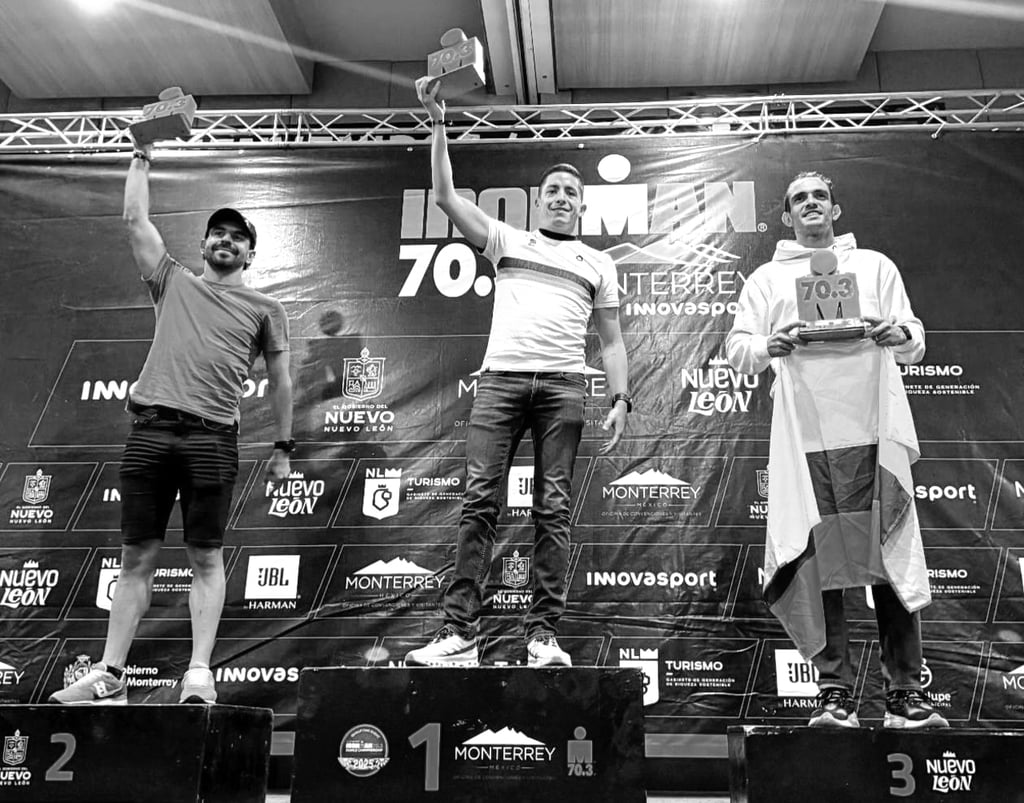Sobresalientes. César Cárdenas Torres (centro) y Fernando Medel (izquierda) hicieron el 1-2 en el Ironman de Monterrey.