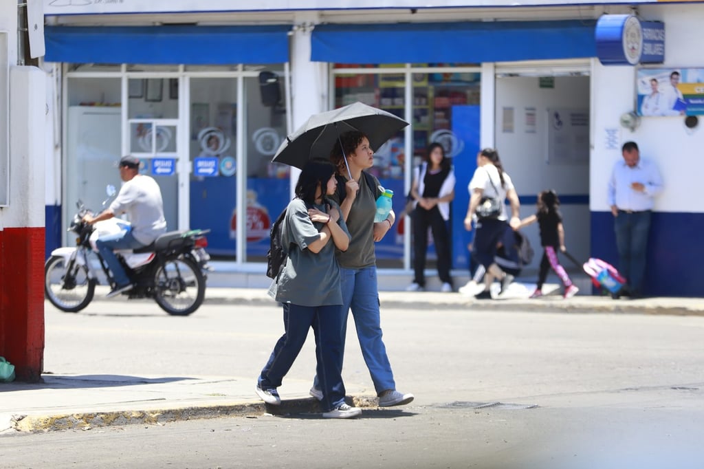 Clima. Ya mucha gente sale al Centro o a cualquier otro lado caminando pero con su sombrilla en mano, pues el sol ya empieza a quemar si se está mucho rato bajo su radiación.