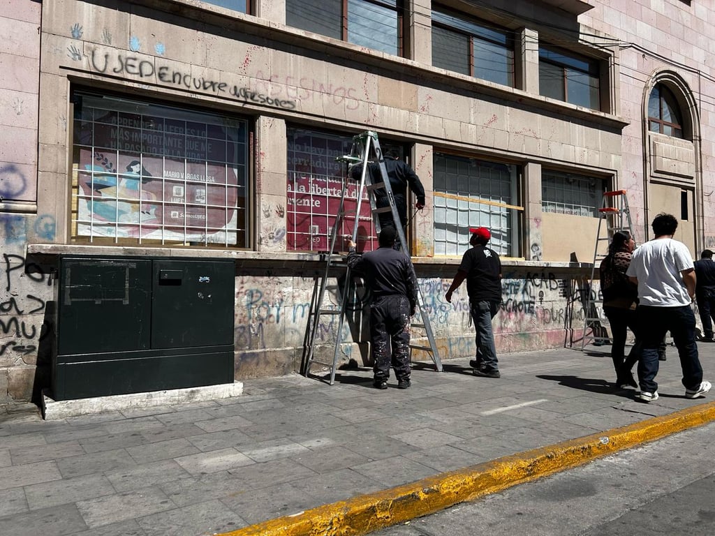 Medida. La UJED está protegiendo los vitrales de su librería previo a la marcha feminista del próximo sábado.