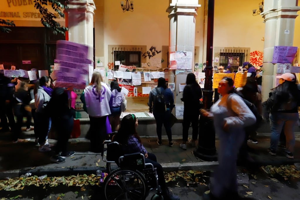 Recorrido. Algunas de las pancartas ya se encontraban en el piso, pero se respetaban por los observadores.