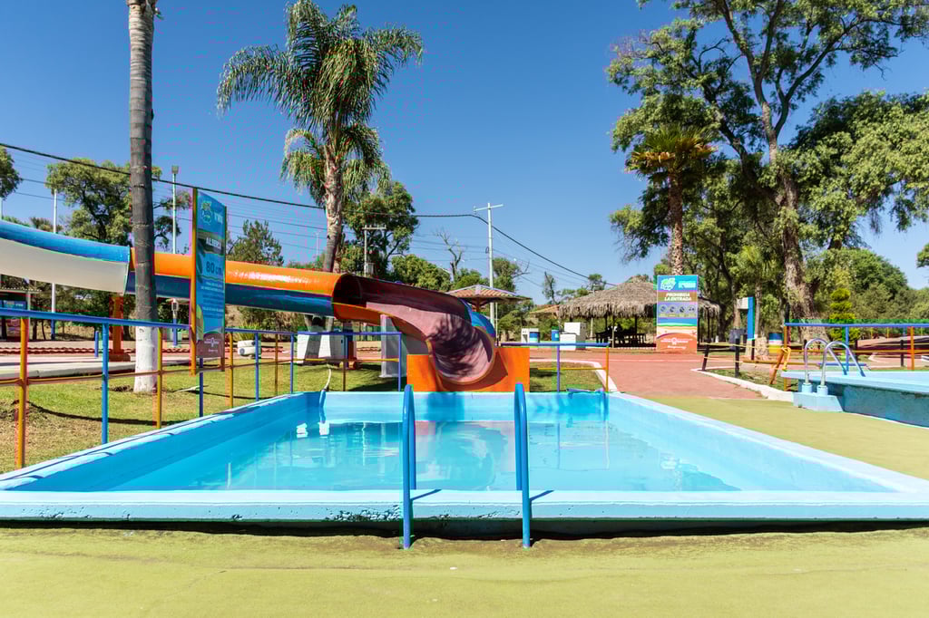 Diversión. Muchas familias, sobre todo en fin de semana, acuden a disfrutar las albercas de Playa Dalila.