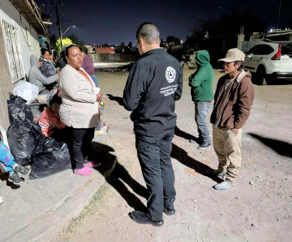 Apoyo. Diversas instancias han acudido a apoyar a la familia, luego del incendio que se registró en la colonia Tejada Espino.