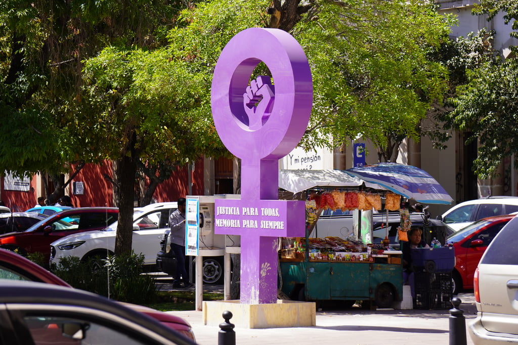 Protesta. La antimonumenta se colocó en memoria de las víctimas de violencia y feminicidios por parte de colectivos feministas de Durango.