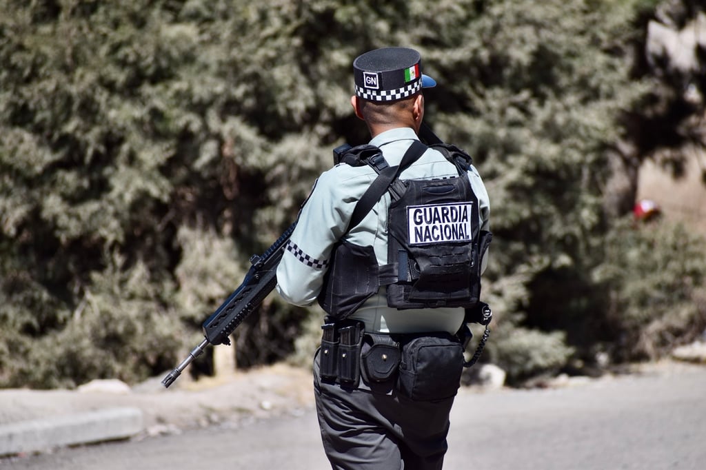 Motociclista tiró una pistola al ver a la Guardia Nacional.