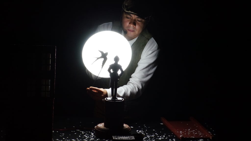 La propuesta de Maika Teatro combina narración oral, títeres de pequeño formato y teatro de sombras.
