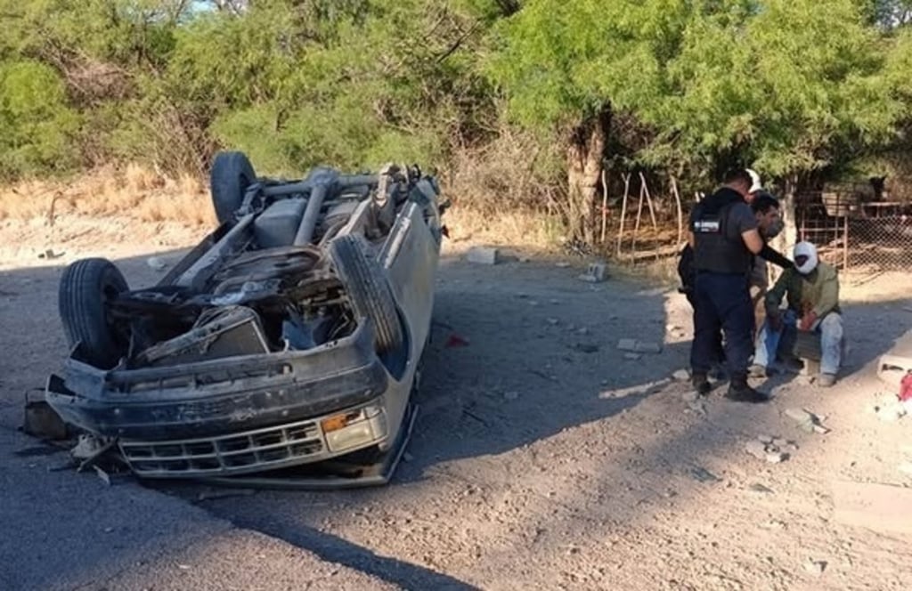 Un hombre murió y otro resultó lesionado en una volcadura.
