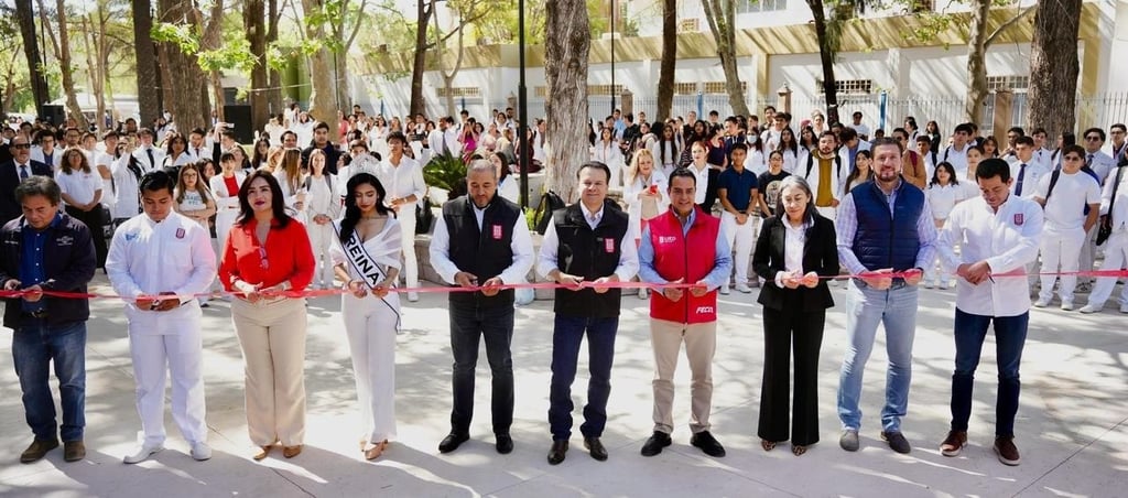 Obra. Acompañado por el gobernador Esteban Villegas, Toño Ochoa inauguró la Plaza Universitaria.