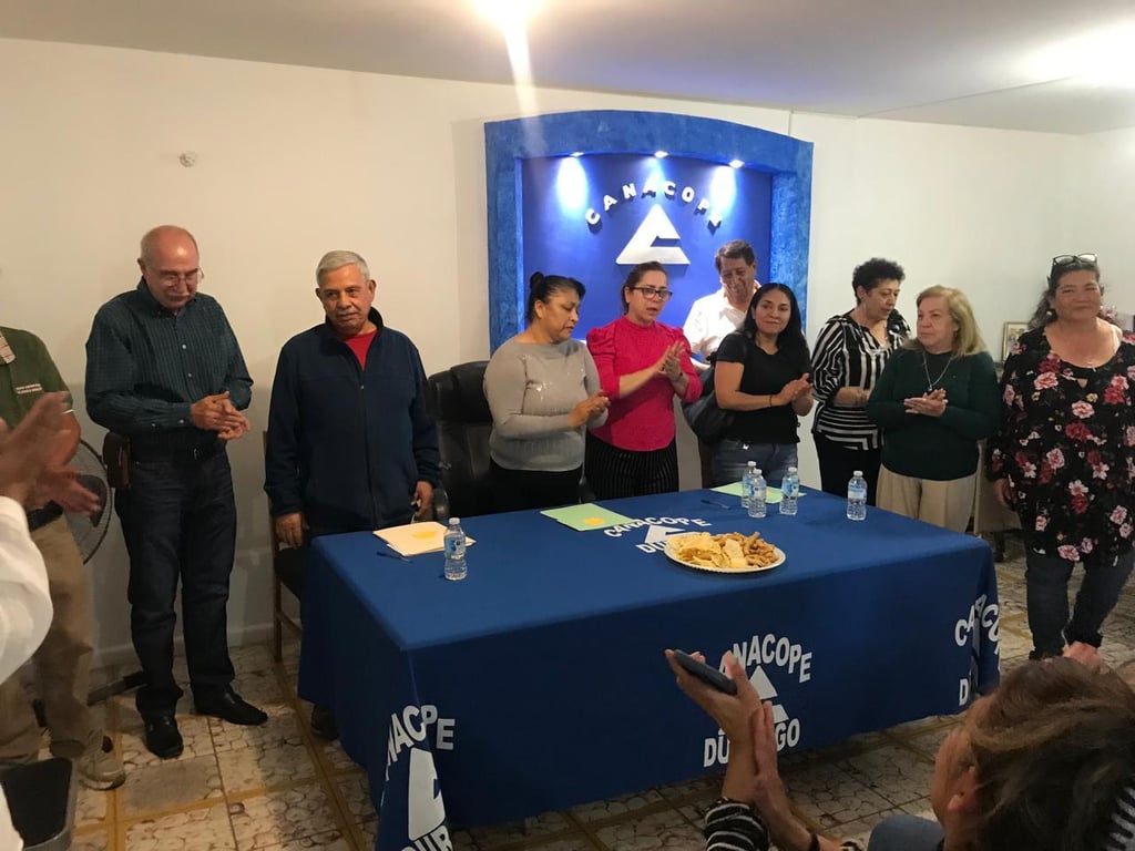 Renovación. Los comerciantes en pequeño tomaron protesta a su nueva representante. 