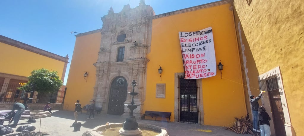 Gente de Manuel Ávila toma edificio central de la UJED
