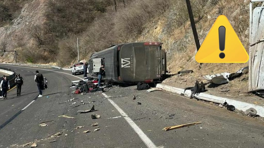 Vuelca autobús de pasajeros en la Durango-Mazatlán; cuerpos de auxilio se dirigen al lugar