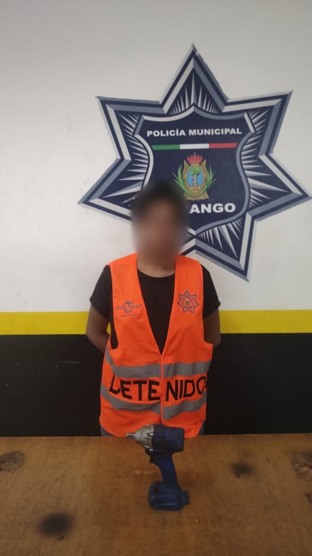 Hecho. Elementos de la Policía Preventiva detuvo a una mujer señalada de robar herramienta de un taller.