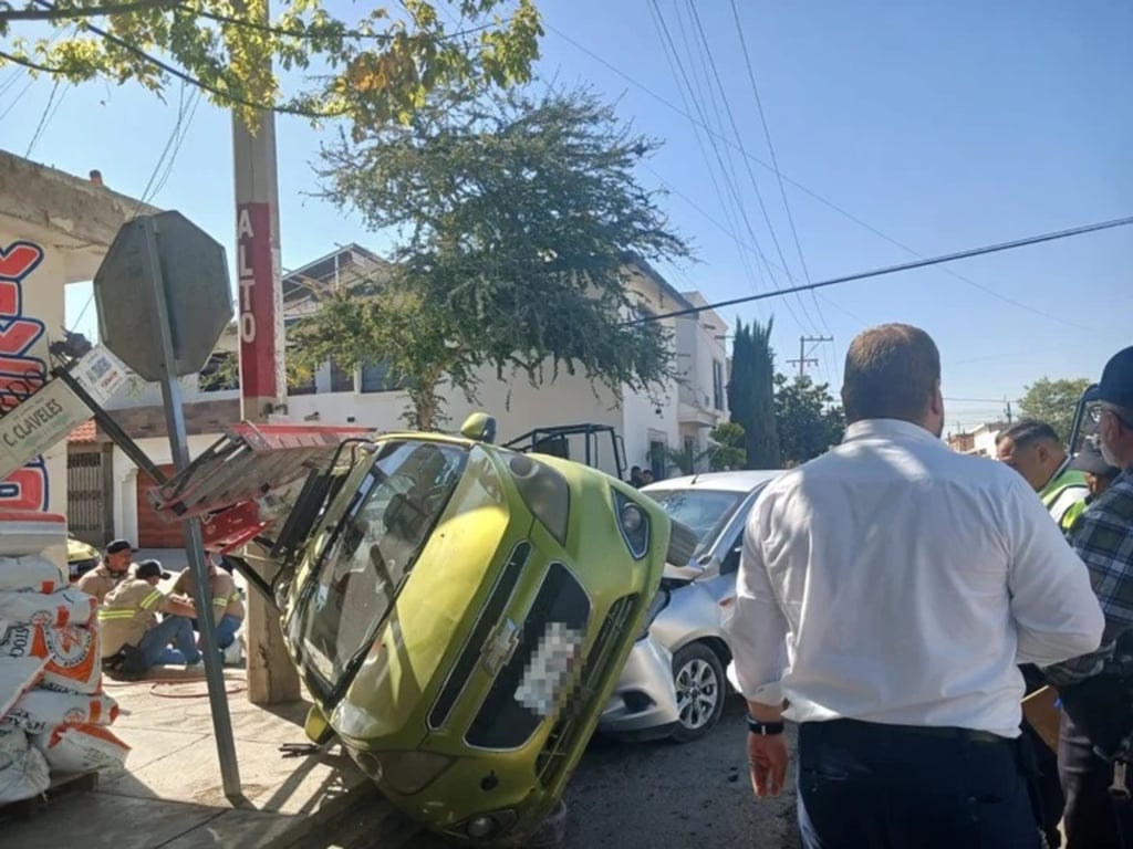Situación. Se registró un choque-volcadura en la colonia Villa Jardín de Lerdo. El vehículo señalado como presunto responsable es un Chevrolet Spark.