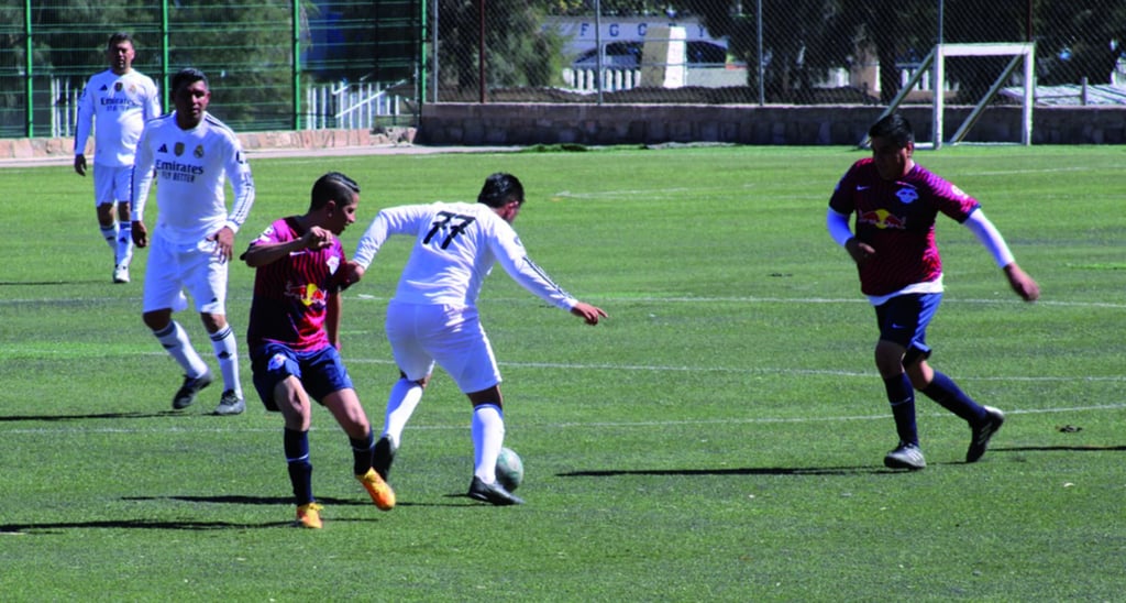 Pelea. La guerra por el liderato en la Liga Durango de Futbol para Veteranos, está que arde con el Palenque Romero y Trébol.