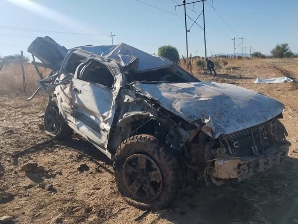 Accidente. Dos jóvenes perdieron la vida en una volcadura por la carretera Vicente Guerrero-Súchil, este lunes por la mañana.
