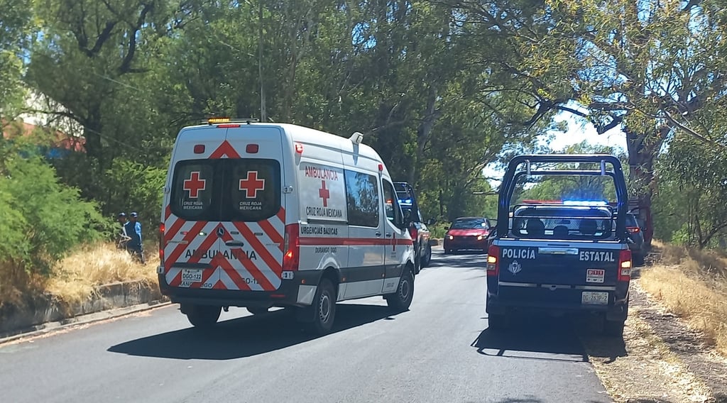 Accidente. Pareja que viajaba en moto terminó en un canal de riego por el camino a Navacoyan, Durango.