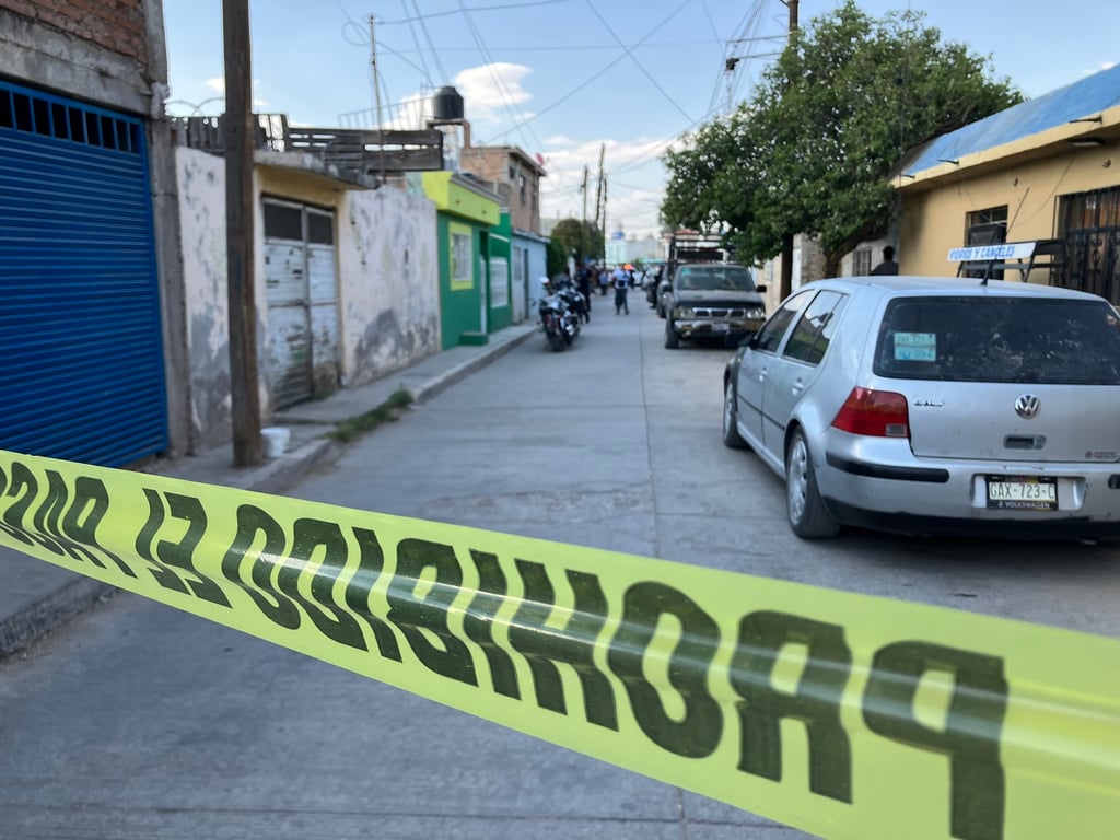 Caso. Un masculino asesinó a su sobrino, después quiso atacar a un Policía Estatal y fue abatido, los dos cuerpos fueron trasladados al Servicio Médico Forense.